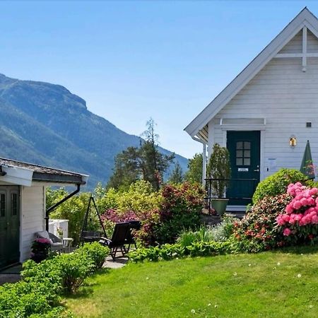 Nydelig Lite Hus Med Egen Vedfyrt Baksteovn. Vila Kaupanger Exterior foto