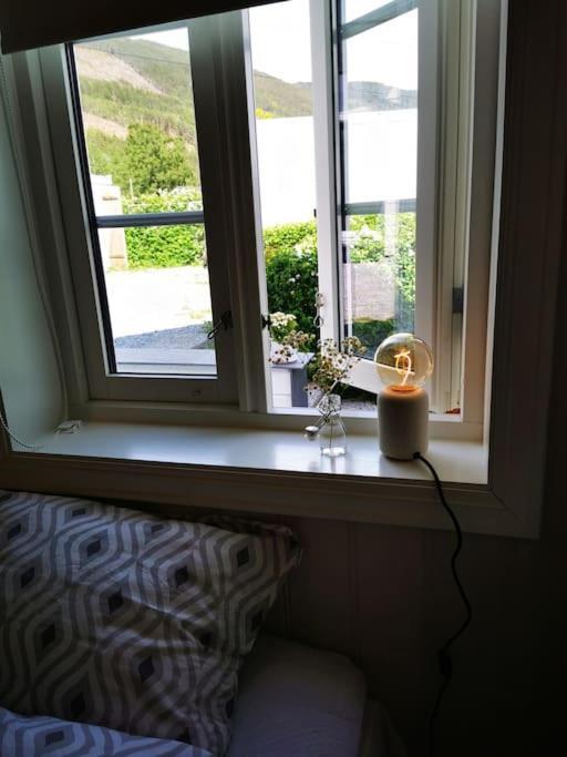 Nydelig Lite Hus Med Egen Vedfyrt Baksteovn. Vila Kaupanger Exterior foto